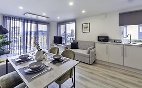 Modern And Bright 2 Bed Apartment In Ashford