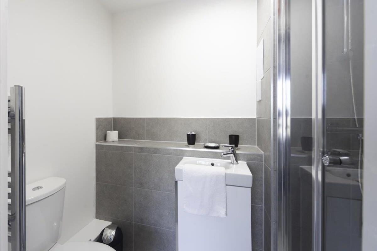 Modern And Bright 2 Bed Apartment In Ashford Ashford  Buitenkant foto